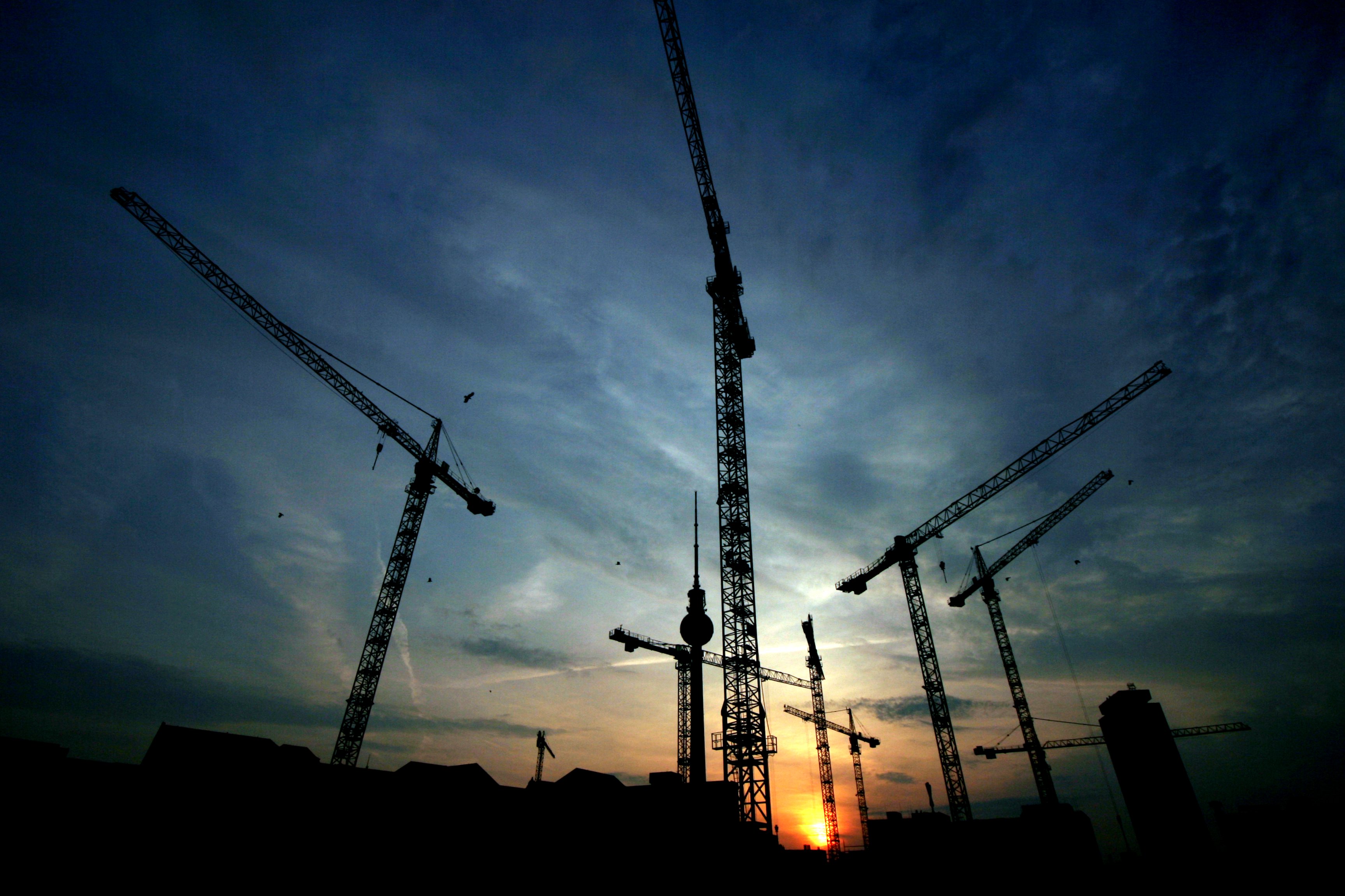 Berlin_Alexanderplatz_construction_cranes