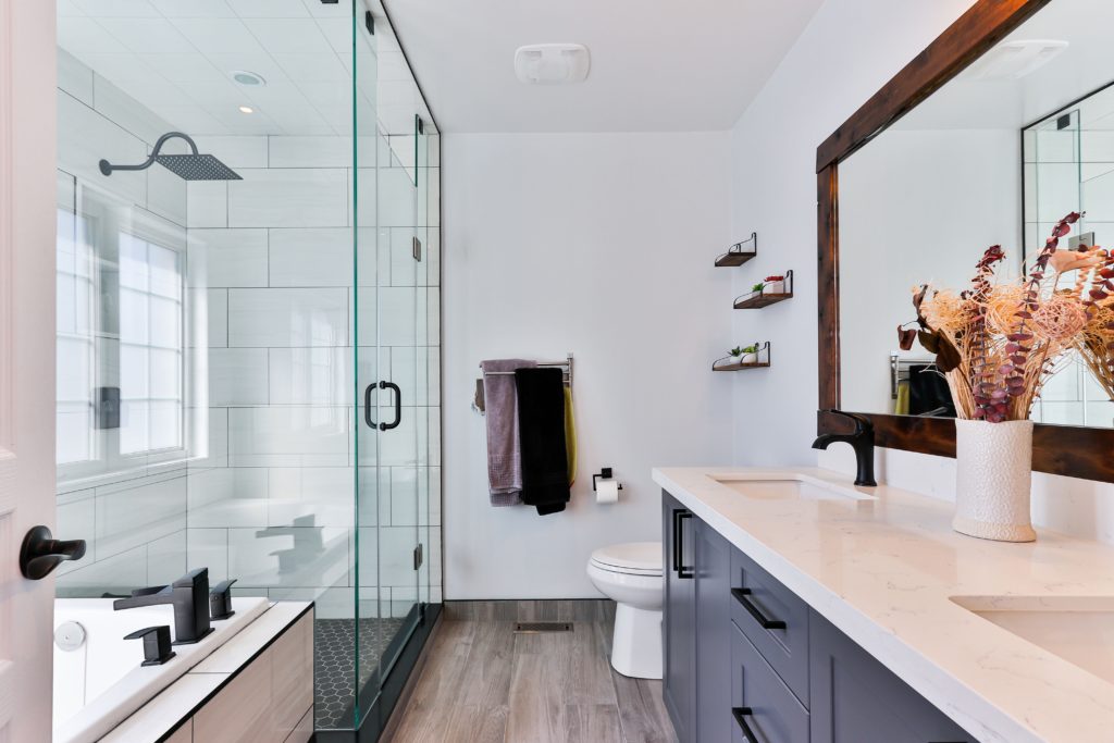 A clean and clutter free bathroom